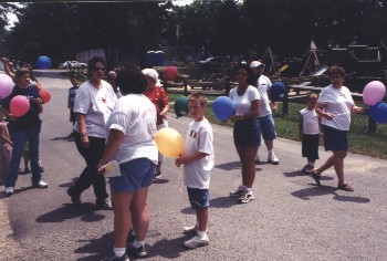 Holding the balloons.jpg (32131 bytes)