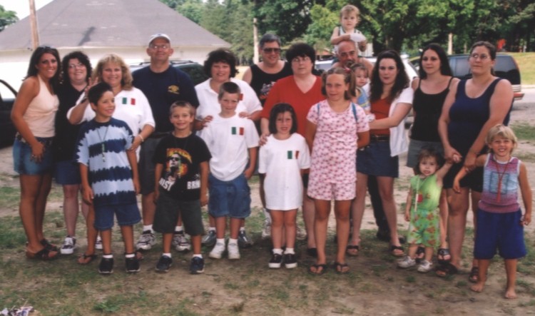 Mary's family 2002.jpg (89708 bytes)