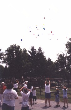 Releasing the balloons.jpg (20164 bytes)