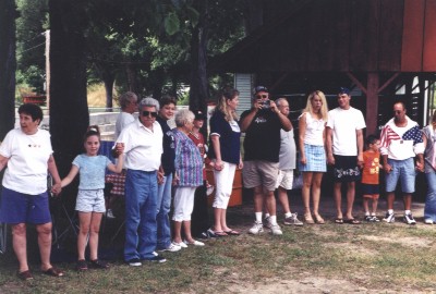 Reunion circle 2002 c.jpg (41000 bytes)