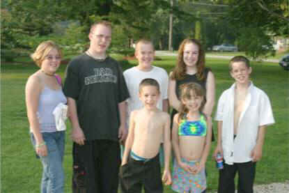 Seniors Joe Tony's kids 2003 (Small).jpg (20094 bytes)