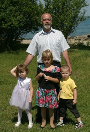 Steve and Kids 2003.JPG (59881 bytes)